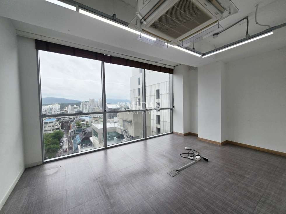 서울 강남구 역삼동 H 뷰, 채광 좋은 가성비 사무실입니다. 인테리어 무상인수 월세 매물번호 10713 사진 3