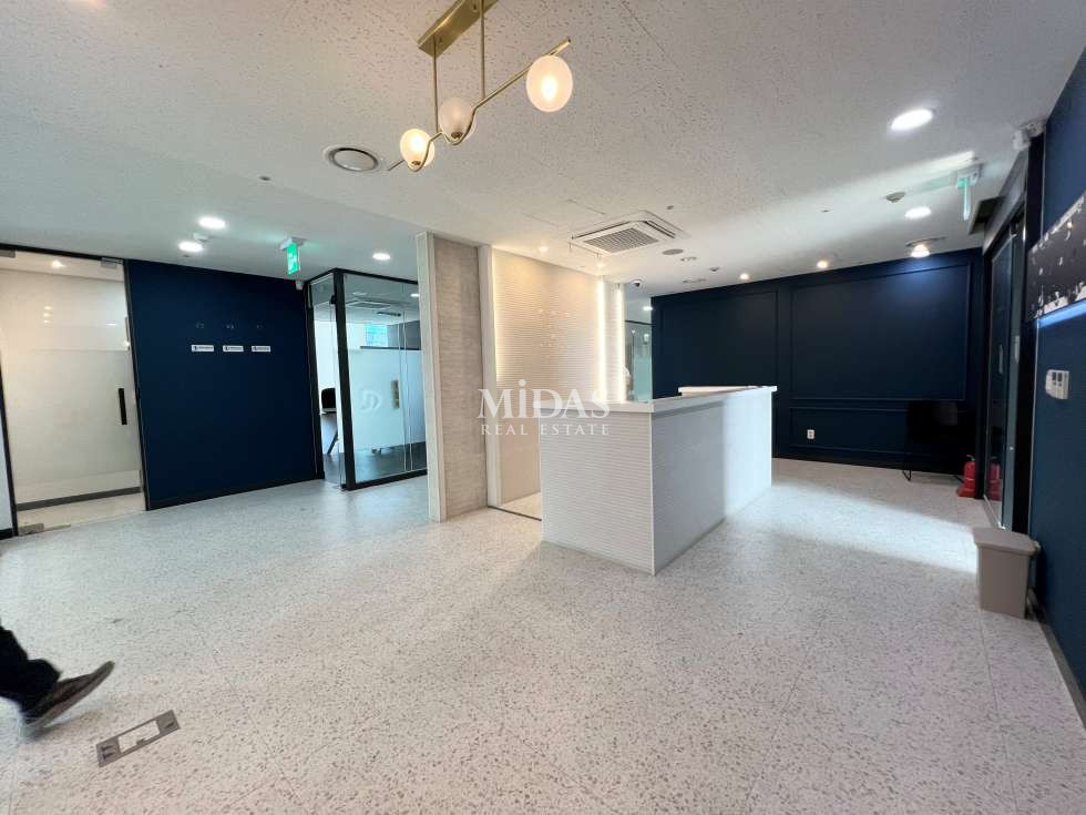 서울 강남구 논현동 마스터스통상(주)사옥동 도산공원사거리 대로변 최상급 인테리어 사무실 월세 매물번호 10491 사진 2