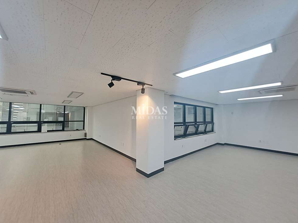 서울 강남구 역삼동 역삼역 도보 3분, 코너에 위치 전용 50P 통유리 외관 월세 매물번호 10802 사진 1
