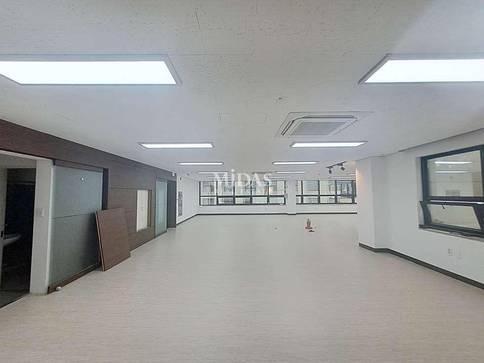 서울 강남구 역삼동 역삼역 도보 3분, 코너에 위치 전용 50P 통유리 외관 월세 매물번호 10802 사진 5